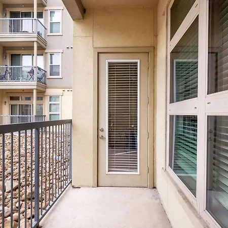 The Victoria: Private Balcony, Riverwalk, Downtown